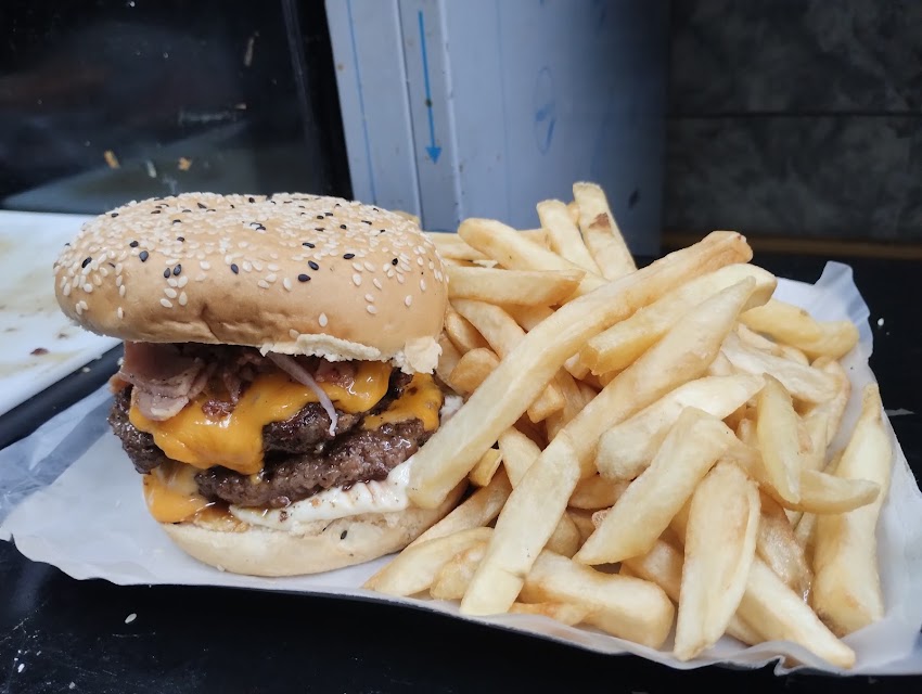 Black and white hamburguesería